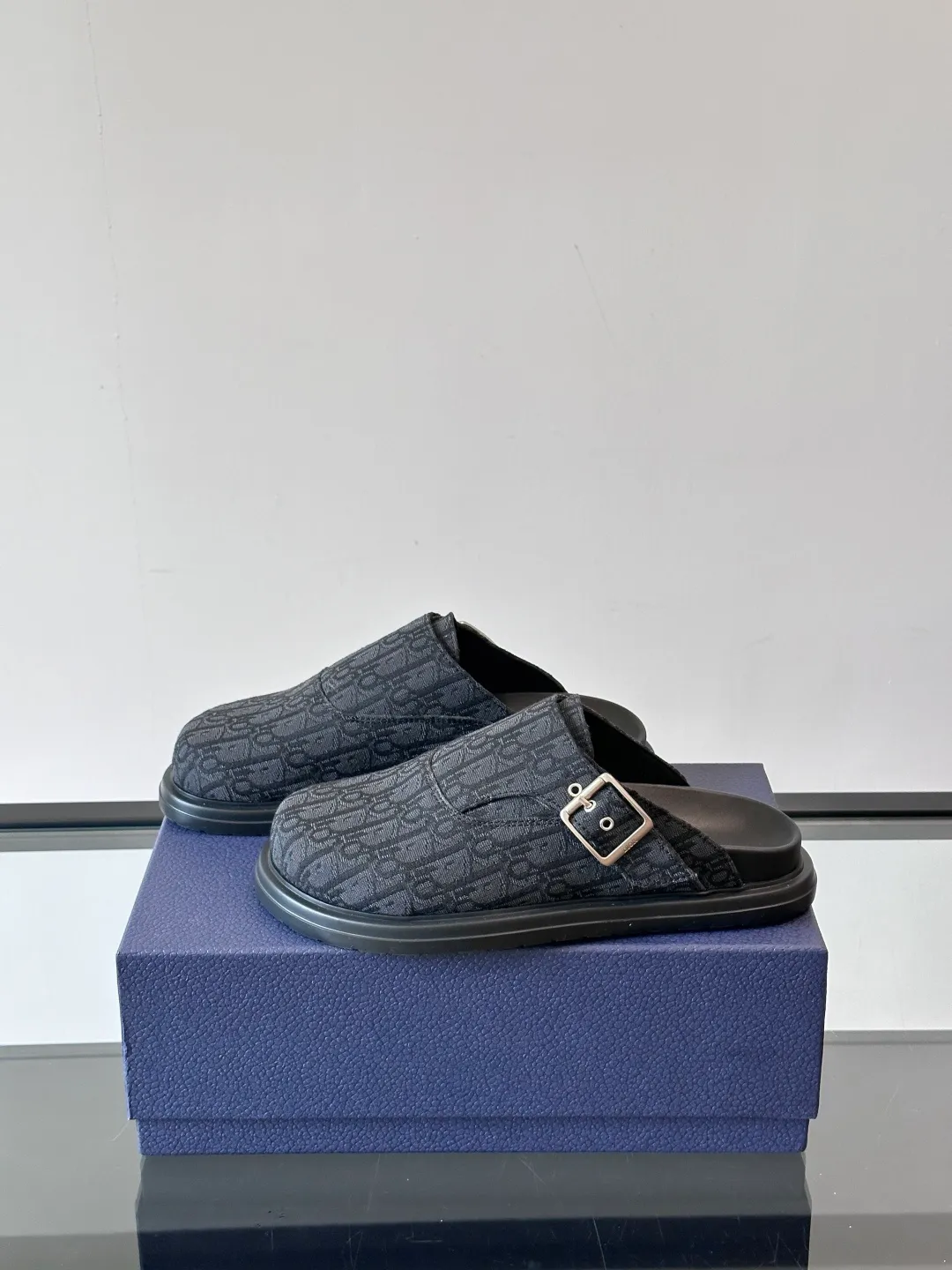 Men's Men's Shoes 💰360 [New Style] 🏃‍♂️🏃‍♂️Dior-Dior's new mules are new. I think the toe-toe mules are really cool for boys. They are Dior's most classic oblique print and are fashionable and comfortable. These Dior Aqua mules combine modern style and classic design. Beige and black Oblique printed fabric upper with adjustable straps and a metal-clad copper alloy Dior buckle for added style. Paired with black leather, rubber and EVA notch soles, they can be easily paired with a variety of casual outfits. size: 38-45 (38.45 customized)